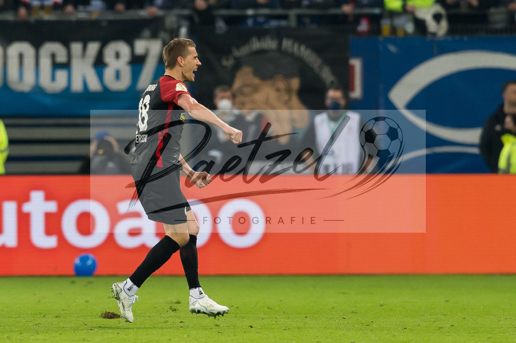 HSVSCF20220419_075 | Fussball, Herren: Nils Petersen (SC Freiburg) Torjubel, jubelt nach seinem Treffer zum 0:1 beim DFB-Pokal-Halbfinalspiel zwischen Hamburger SV und SC Freiburg im Volksparkstadion am 19.04.2022 in Hamburg, Deutschland.DFB / DFL REGULATIONS PROHIBIT ANY USE OF PHOTOGRAPHS AS IMAGE SEQUENCES AND/OR QUASI-VIDEO. - Realisiert mit Pictrs.com