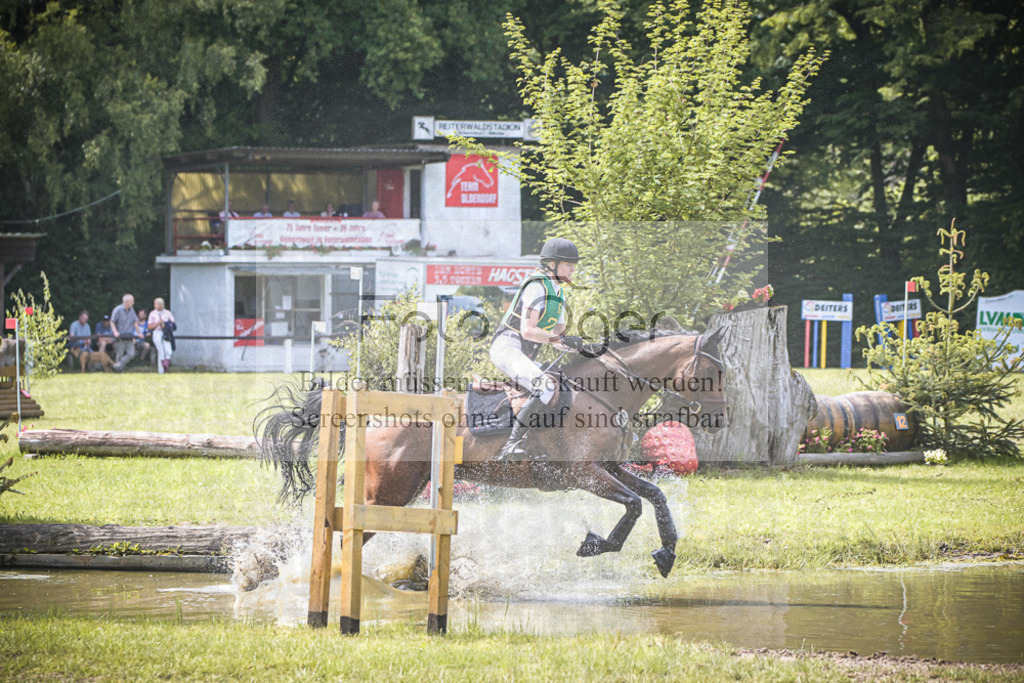DOS_8805 | Entdecke hochwertige Reitturnierfotos von Foto Oger. Professionell, emotional und authentisch – jetzt Lieblingsmomente im Shop bestellen. - Realisiert mit Pictrs.com