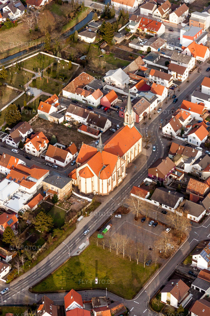 Luftbild: Kirche St. Sebastian im Dorfkern im Ortsteil Neuthard in Karlsdorf-Neuthard im Bundesland Baden-Württemberg in Deutschland. – Foto: IMG_24626.jpg vom 27.02.2010 durch Werner Riehm/FLY-FOTO.de – Auflösung des Originals: 2879 x 4318 px