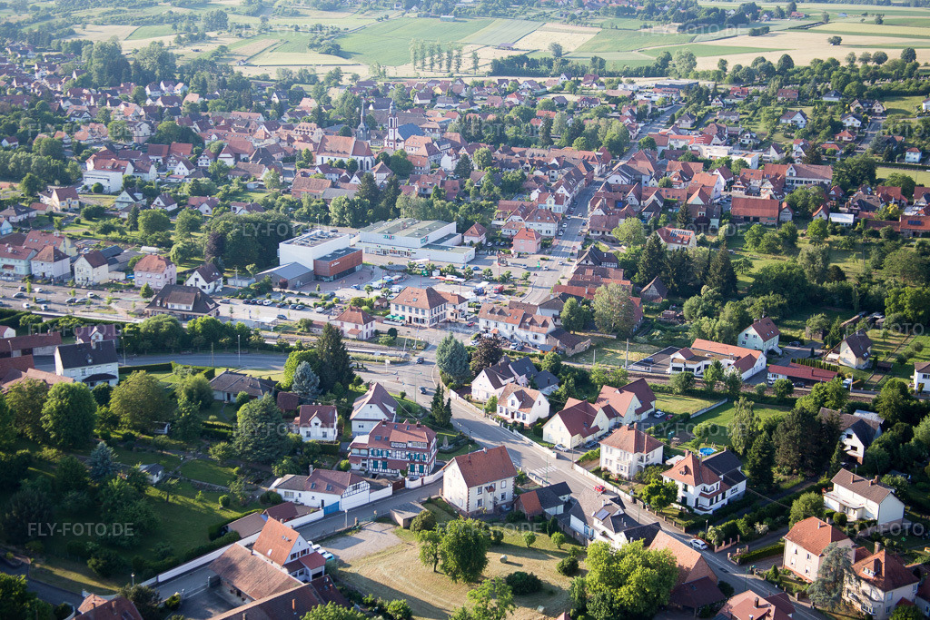 Luftbild: Ortsansicht in Soultz-sous-Forêts im Bundesland Bas-Rhin in Frankreich. Foto: IMG_080219.jpg vom 05.06.2015 durch Werner Riehm/FLY-FOTO.de
