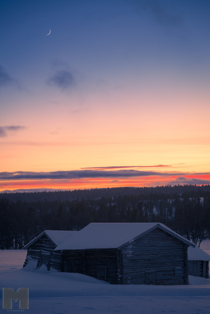 Mond über einer Scheune | Landschafts- und Tierfotografie zu allen Jahreszeiten. Und immer die Schönheit des Lichtes im Auge... - Realisiert mit Pictrs.com