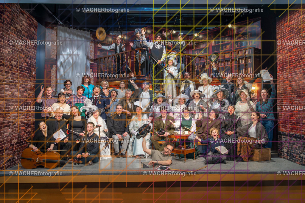 000_MFL-2025_GruppeB | Portraitbilder von Regisseur; Darsteller; Techniker; Maske; Kostüme; Chor; Musiker; Bilderserie der Generalprobe und der Premierenvorstellung, Szenenbilder; Ausdrucksstudien; Bühnenüberblick; Bühnenkulissen; Pressefotos inkl. Redaktionsfoto Darstellergruppe.