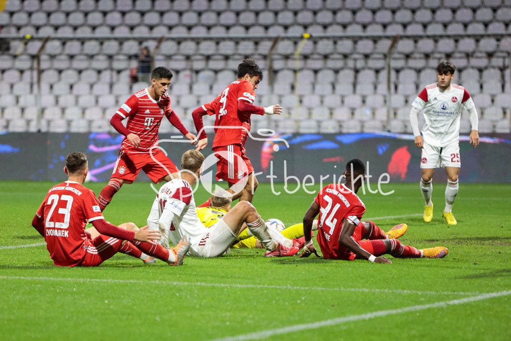 FC Bayern Amateure - 1. FC Nuernberg II | Mit vereinten Kraeften koennen die Nuernbergern einen Gegentreffer verhindern
