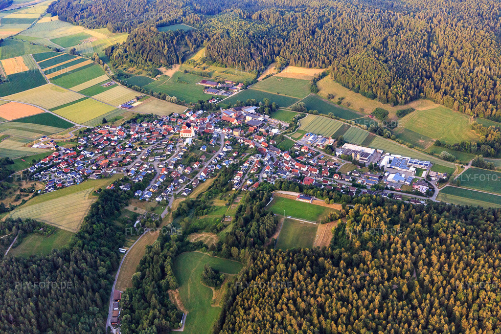 Luftbild: Dorfansicht aus Westen im Ortsteil Heiligenzimmern in Rosenfeld im Bundesland Baden-Württemberg in Deutschland. Foto: IMG_148639.jpg vom 25.06.2025 durch Werner Riehm/FLY-FOTO.de