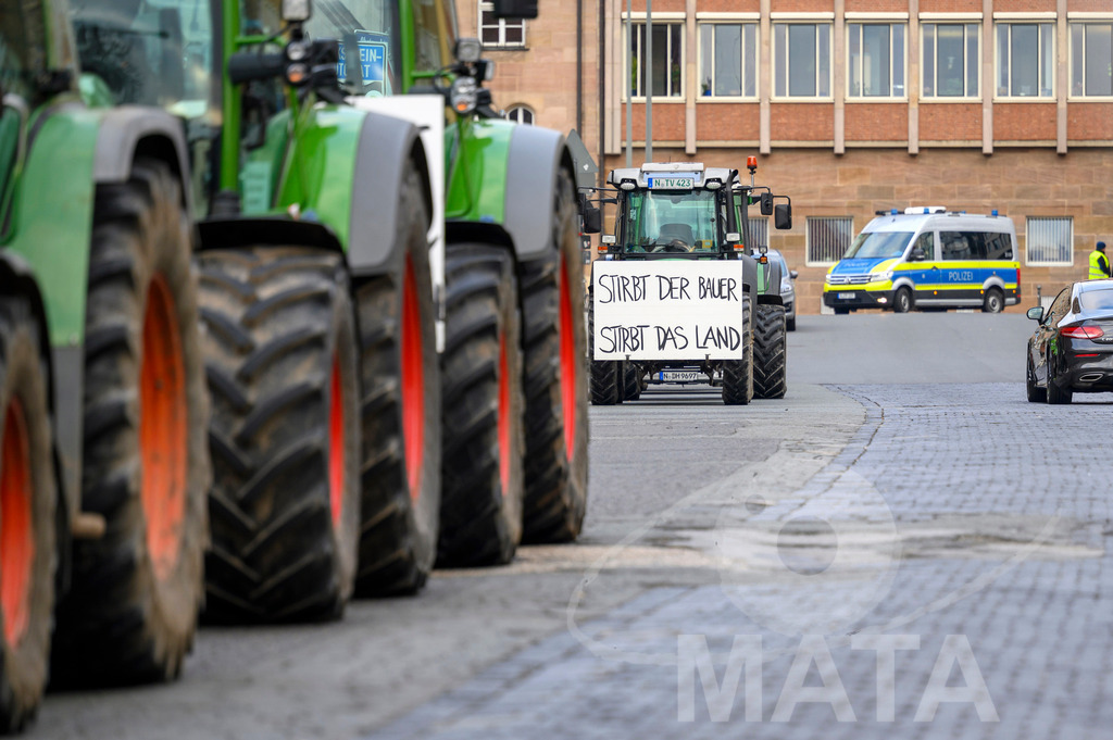 _DWA4272 | Bauerndemo gegen Agrarpolitik der Bundesregierung  auf dem Straße Obstmarkt und Hauptmarkt . Nürnberg, 08.01.2024 - Realisiert mit Pictrs.com