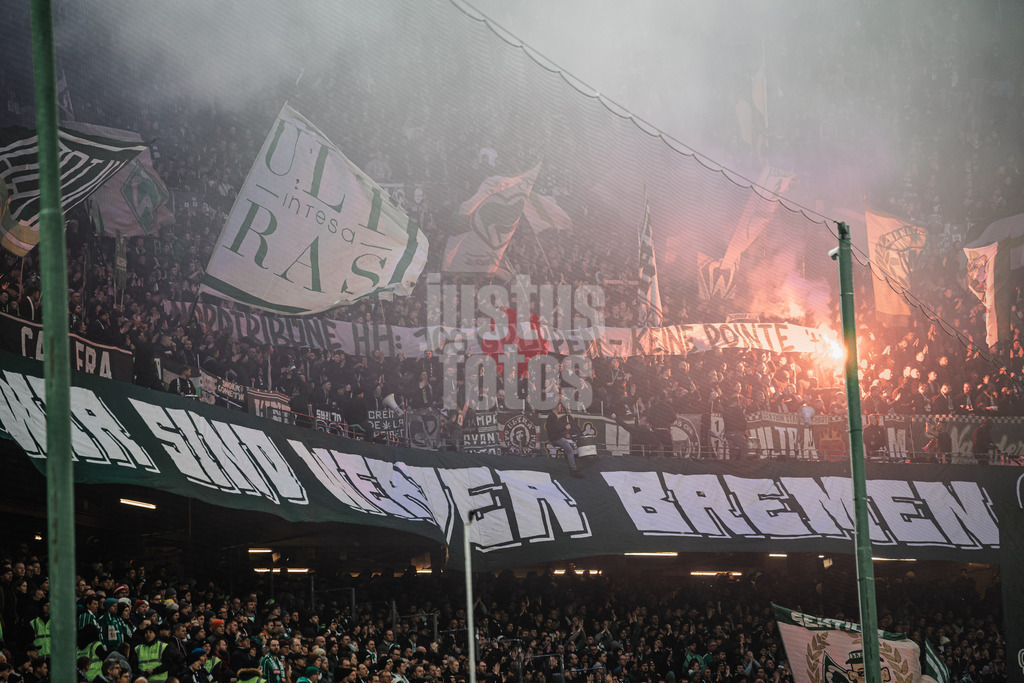 Fußball | Männer | Saison 2025/2026 | 1. Fußball-Bundesliga | 13. Spieltag | Hamburger SV vs. SV Werder Bremen | 07.12.2025 | Werder Fans mit einem Banner Transparent Nordtribüne HH 100 Gruppen Keine Pointe Pyrotechnik