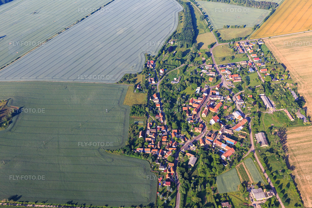 Luftbild: Dorfansicht aus Nordosten im Ortsteil Ulzigerode in Arnstein im Bundesland Sachsen-Anhalt in Deutschland. Foto: IMG_148083.jpg vom 12.06.2025 durch Werner Riehm/FLY-FOTO.de