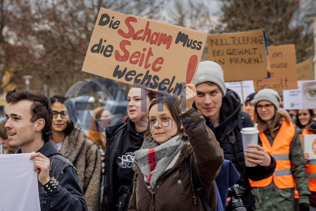 RR5M6025 | 29.NOV.24-Protestmarsch gegen Gewalt-Copyright: Katholische Kirche Kärnten/Denk Dich Neu/Trainproduction/Matthias Trinkl