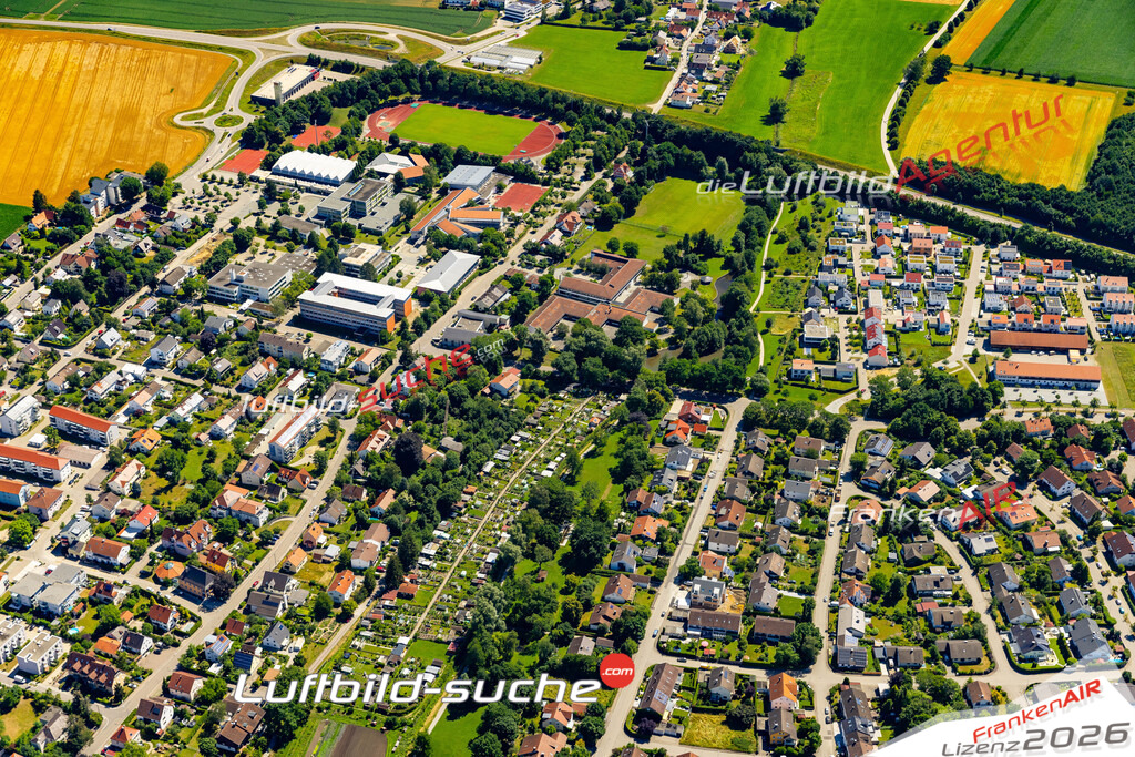 Das Luftbild der Stadt Aichach wurde 2022 vom Flugzeug heraus erstellt (keine Drohnen-Aufnahmen) Aufnahmehöhe ca.450 Meter- hohe Bildauflösung und Druck-Qualität. Garantiert!