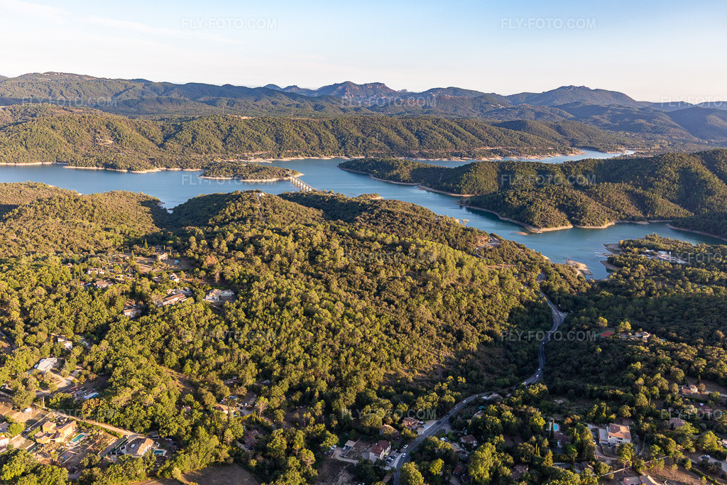 Aerial view: Reservoir: Lac Cassien - Faience in Montauroux in the state Var, France. – Photo: IMG_129524.jpg taken on 09/18/2021 by Werner Riehm/FLY-FOTO.com – Resolution of the original: 5472 x 3648 px