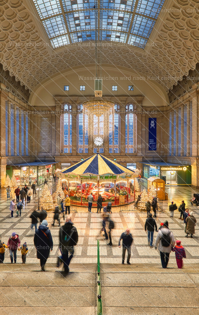 Weihnachtsdekoration und Karussell in der Osthalle der Promenaden Hauptbahnhof Leipzig im Dezember 2025 | Weihnachtsdekoration und Karussell in der Osthalle der Promenaden Hauptbahnhof Leipzig im Dezember 2025 - Realisiert mit Pictrs.com