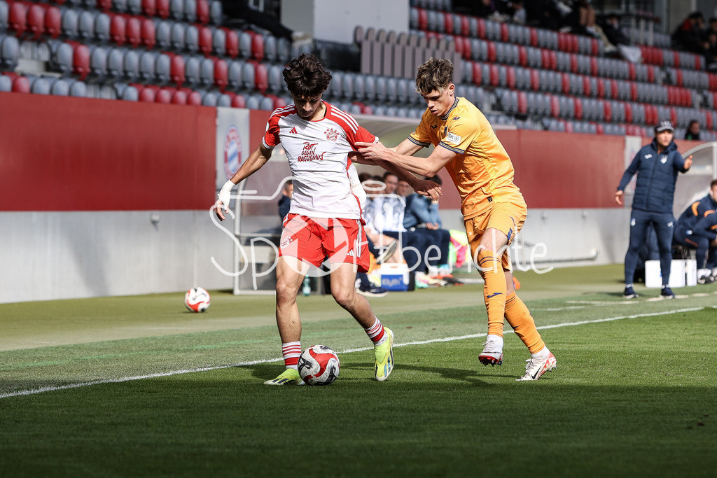 FC Bayern München U19 - TSG 1899 Hoffenheim U19 | Adin LICINA (FCB #7) im Duell mit Luca ERLEIN (TSG #4) / Zweikampf