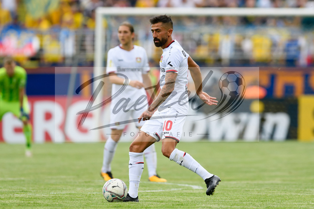 LLELEV20210807_166 | Fussball, Herren: Kerem Demirbay (Bayer 04 Leverkusen) in Aktion, am Ball, Einzelaktion beim Spiel der 1. Runde im DFB-Pokal zwischen 1. FC Lokomotive Leipzig und Bayer 04 Leverkusen im Bruno-Plache-Stadion am 07.08.2021 in Leipzig, Deutschland.DFB / DFL REGULATIONS PROHIBIT ANY USE OF PHOTOGRAPHS AS IMAGE SEQUENCES AND/OR QUASI-VIDEO. - Realisiert mit Pictrs.com
