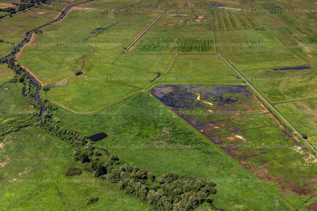 4028882 | BREMEN 01.06.2020 Uferbereiche und überschwemmte Flutungswiesen durch Hochwasser- Pegel führendes Flußbett im Ortsteil Borgfeld in Bremen, Deutschland. // Riparian areas and flooded flood meadows due to a river bed leading to flood levels in the district Borgfeld in Bremen, Germany. Foto: Gerhard Launer