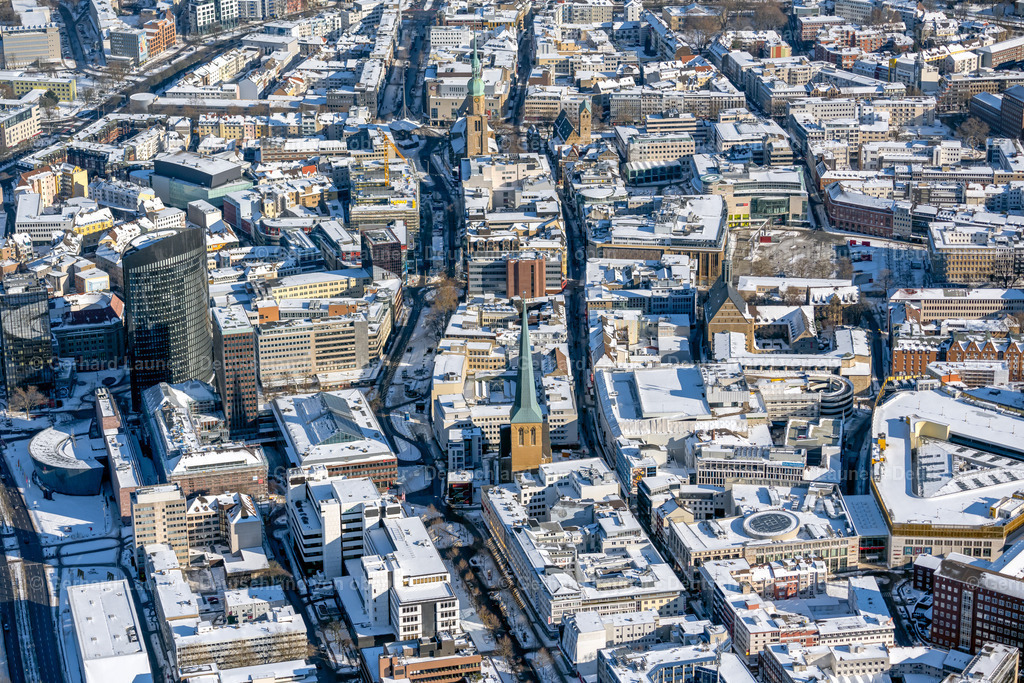 4043836 | DORTMUND 13.02.2021 Winterlich schneebedeckte Stadtansicht des Innenstadtbereiches in Dortmund im Ruhrgebiet im Bundesland Nordrhein-Westfalen, Deutschland. Weiterführende Informationen bei: Stadt Dortmund. // Wintry snowy city view on down town in Dortmund at Ruhrgebiet in the state North Rhine-Westphalia, Germany. Further information at: Stadt Dortmund. Foto: Gerhard Launer