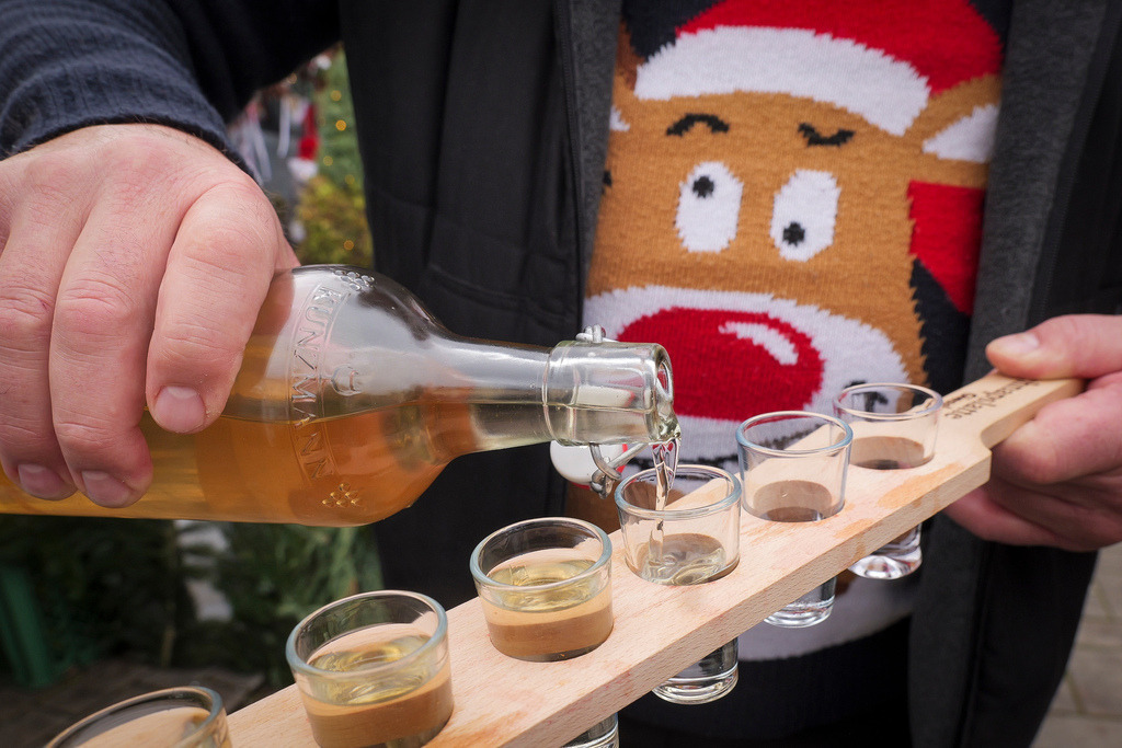 Weihnachtsmarkt | Korntal Münchingen - Weihnachtsmarkt auf dem Saalplatz. Im Bild: Quitten-Schnapps - Realisiert mit Pictrs.com
