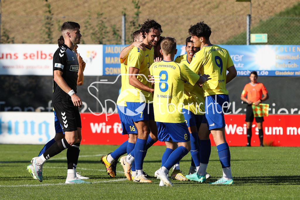 FC Pipinsried - SV Wacker Burghausen | Jubel der Hausherren nach dem Tor zum 1-0 durch Benedikt WIEGERT (FCP #28)