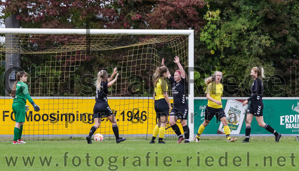2023-10-08_065_FC_Moosinning_gegen_SG_TSV_St_Wolfgang-FC_Lengdorf | Moosinning, Deutschland, 08.10.2023:
Fußball, Kreisliga 2023 / 2024, 4. Spieltag, FC Moosinning gegen (SG) TSV St.Wolfgang/FC Lengdorf, Endergebnis: 

Jubel nach dem 1:2 durch Sophia Schorer ((SG) TSV St.Wolfgang/FC Lengdorf, #33)

Foto: Christian Riedel / fotografie-riedel.net