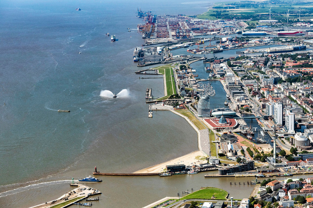 dr__0011263.jpg | BREMERHAVEN 18.07.2018 Hafenanlagen an der Meeres- Küste der Nordsee in Bremerhaven im Bundesland Bremen, Deutschland. // Port facilities on the seashore of the North Sea in Bremerhaven in the state Bremen, Germany. Foto: Daniel Reiter