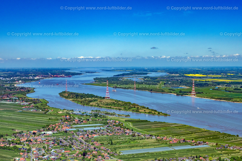 Lühe_Lühesand_ELS_5309150522 | LüHESAND 15.05.2022 Freileitungsmasten auf dem Lühesand in Grünendeich im Bundesland Niedersachsen. Weiterführende Informationen bei: Gemeinde Jork,  Landkreis Stade,  Lühesand,  Samtgemeinde Lühe,  Wasser-Sport-Club Lühe e. V.. // Overhead line masts on the Luehesand in Gruenendeich in the state of Lower Saxony. Further information at: Gemeinde Jork,  Landkreis Stade,  Luehesand,  Samtgemeinde Luehe,  Wasser-Sport-Club Luehe e. V.. Foto: Martin Elsen