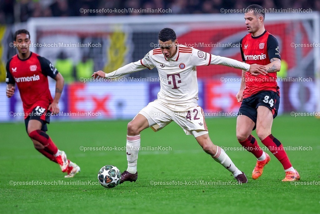 UCL11032501038 | 11.03.2025, Fußball, UEFA Champions League, Bayer 04 Leverkusen - FC Bayern München, Achtelfinale Rückspiel, BayArena, Saison 2024 2025: Jamal Musiala (FC Bayern #42) im Zweikampf gegen Granit Xhaka (Bayer04 Leverkusen #34) und Arthur (Bayer04 Leverkusen #13)DFB regulations prohibit any use of photographs as image sequences and or quasi-video.