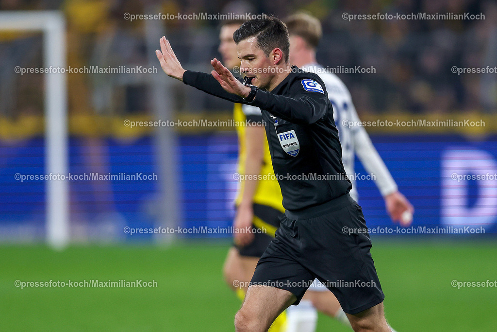 BVB15122401042 | 15.12.2024, Fußball, Borussia Dortmund - TSG 1899 Hoffenheim, 1. Fußball Bundesliga, 14. Spieltag, Signal Iduna Park, Saison 2024 2025: Schiedsrichter Harm  Osmers entscheidet nach Videoassist kein ElfmeterDFB regulations prohibit any use of photographs as image sequences and or quasi-video.