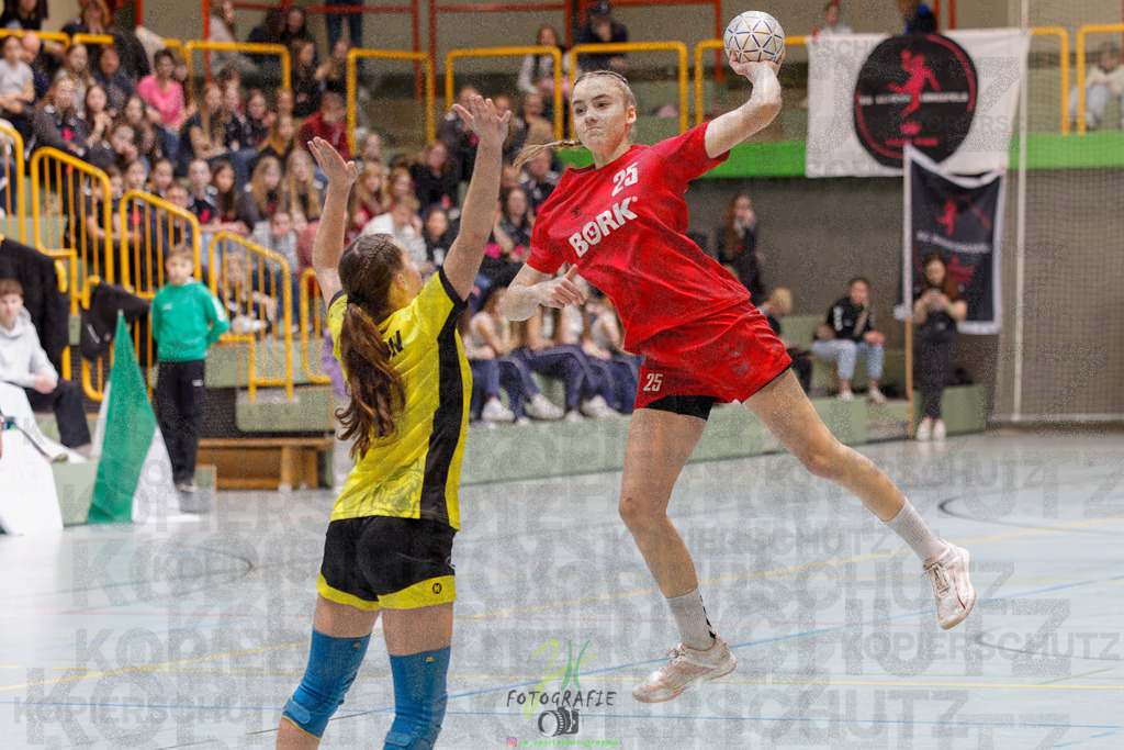 Hessenmeisterschaft wJC - Finale; HSG Kleenheim - HSG Weiterstadt/ Braunsh.Worf. | Hessenmeisterschaft wJC - Finale; HSG Kleenheim - HSG Weiterstadt/ Braunsh.Worf. am 22.03.2025 in Biedenkopf (Sporthalle Lahntalschule)Photo © 2025 - Jörg Heinrich - Realisiert mit Pictrs.com