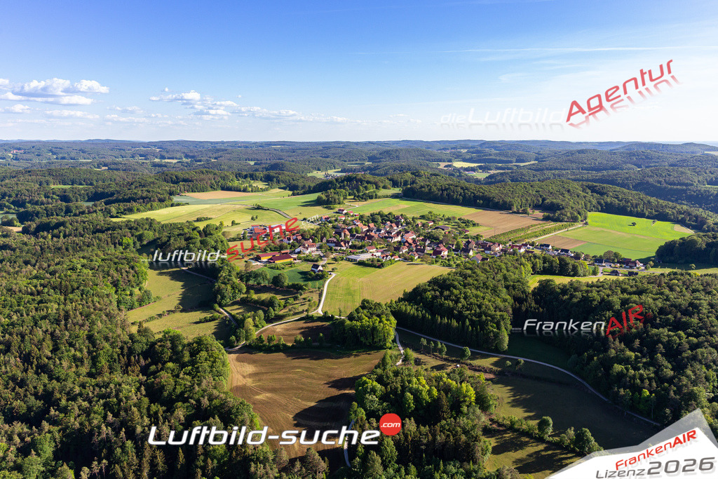 Die Luftbildaufnahme Engelhardsberg - Wiesenttal wurde 2020 mittels Flugzeug (keine Drohne) erstellt. Perfekte Schärfe und Druck- Ergebnisse- Garantiert!