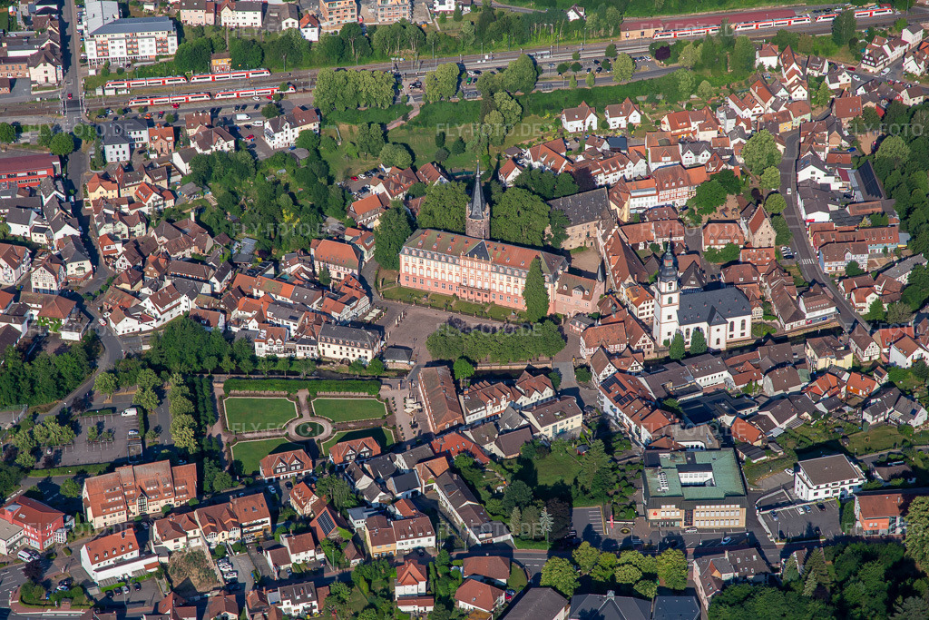 Luftbild: Schloss Erbach, Lustgarten Erbach und Stadtkirche Erbach von Osten im Ortsteil Lauerbach in Erbach im Bundesland Hessen in Deutschland. – Foto: IMG_137066.jpg vom 24.06.2023 durch Werner Riehm/FLY-FOTO.de – Auflösung des Originals: 5472 x 3648 px – Logo der Staatlichen Schlösser und Gärten Hessen - zur – WWW.ERBACH.DE – Stadtkirche Erbach - Geschichte & Kultur - Altstadt mit Kirche