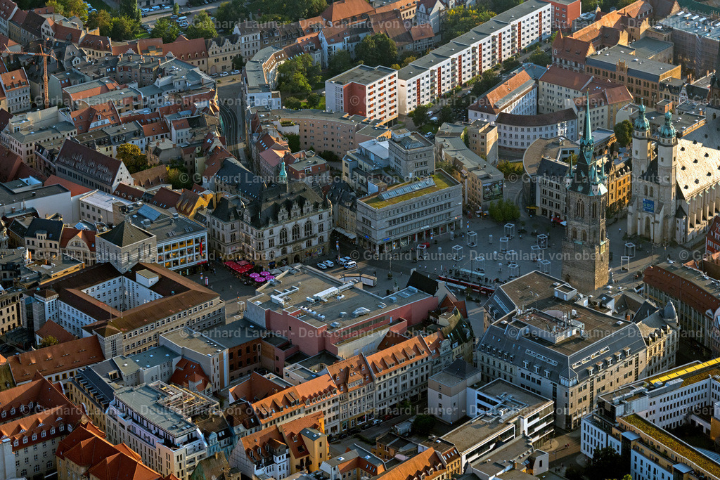 4062536 | HALLE (SAALE) 08.09.2021 Altstadtbereich und Innenstadtzentrum mit Marktkirche Unser lieben Frauen,  Marienkirche, Roter Turm und Marktplatz im Ortsteil Mitte in Halle (Saale) im Bundesland Sachsen-Anhalt, Deutschland. // Old Town area and city center with Marktkirche Unser lieben Frauen,  Marienkirche, Roter Turm and Marktplatz in the district Mitte in Halle (Saale) in the state Saxony-Anhalt, Germany. Foto: Gerhard Launer