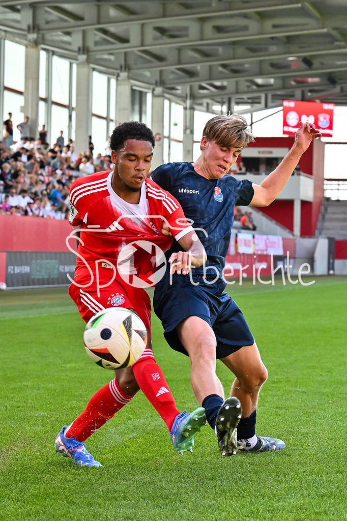 FC Bayern München U19 - SpVgg Unterhaching U19 | im Duell Chivano WIJKS (FCB #2) und Gabriel FREIMUTH (Haching 14) / Zweikampf / U19 DFB-Nachwuchsliga: FC Bayern München U19 - SpVgg Unterhaching U19; FC Bayern Campus am 10.08.2025