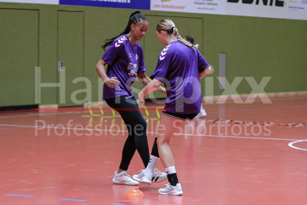 Handball, 2. Bundesliga Frauen, Training SV Werder Bremen | v.li.: Naomi Conze (SV Werder Bremen, 5) und Lena Thomas (SV Werder Bremen, 7) bei einer Übung
