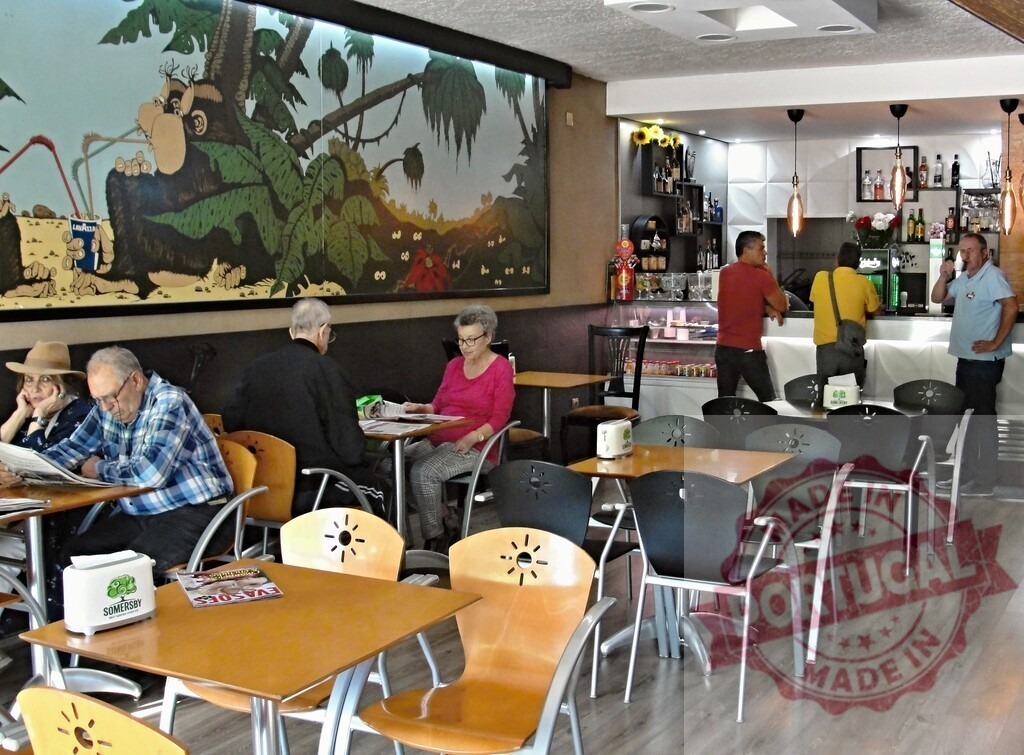 Cafe patrons relaxing having coffee and drinks | People enjoying a social gathering chatting or reading in a cafe with a bar and mural - Realisiert mit Pictrs.com