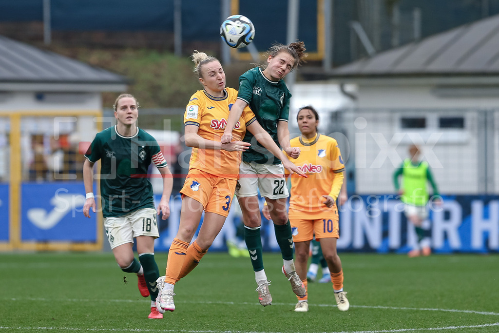 Fussball, Google Pixel Frauen-Bundesliga, TSG 1899 Hoffenheim - SV Werder Bremen | v.li.: Vanessa Diehm (TSG 1899 Hoffenheim, 32) und Rieke Dieckmann (SV Werder Bremen, 22) im Zweikampf, Duell, Dynamik, Aktion, Action, Spielszene, DIE DFB-RICHTLINIEN UNTERSAGEN JEGLICHE NUTZUNG VON FOTOS ALS SEQUENZBILDER UND/ODER VIDEOÄHNLICHE FOTOSTRECKEN. DFB REGULATIONS PROHIBIT ANY USE OF PHOTOGRAPHS AS IMAGE SEQUENCES AND/OR QUASI-VIDEO.