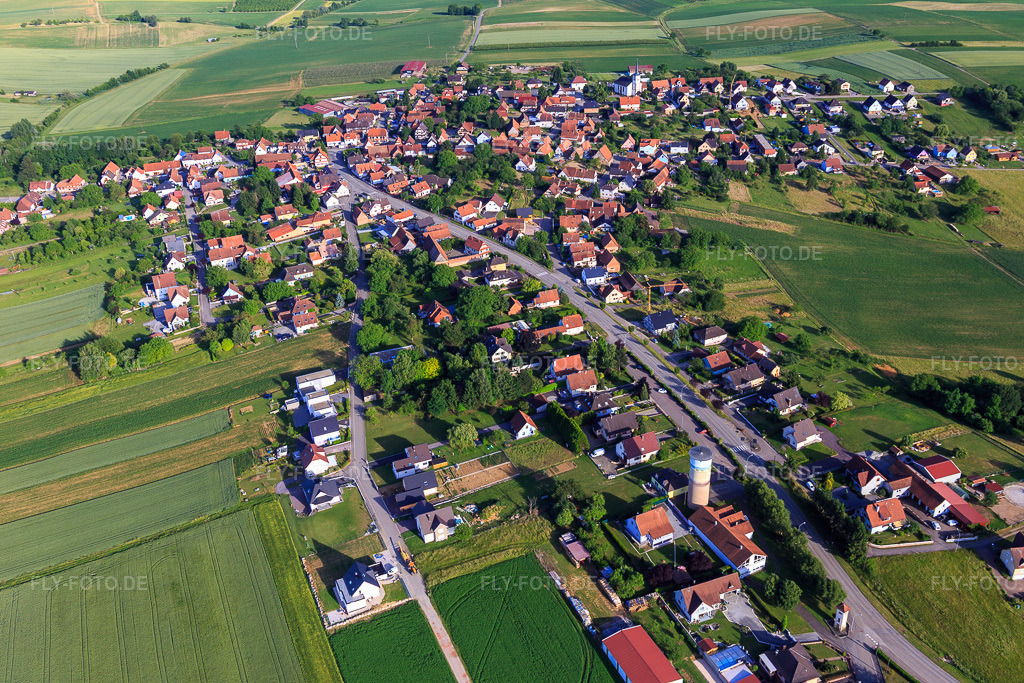 Luftbild: Rue de la Liberté in Schœnenbourg im Bundesland Bas-Rhin in Frankreich. – Foto: IMG_100764.jpg vom 08.06.2017 durch Werner Riehm/FLY-FOTO.de – Auflösung des Originals: 5472 x 3648 px