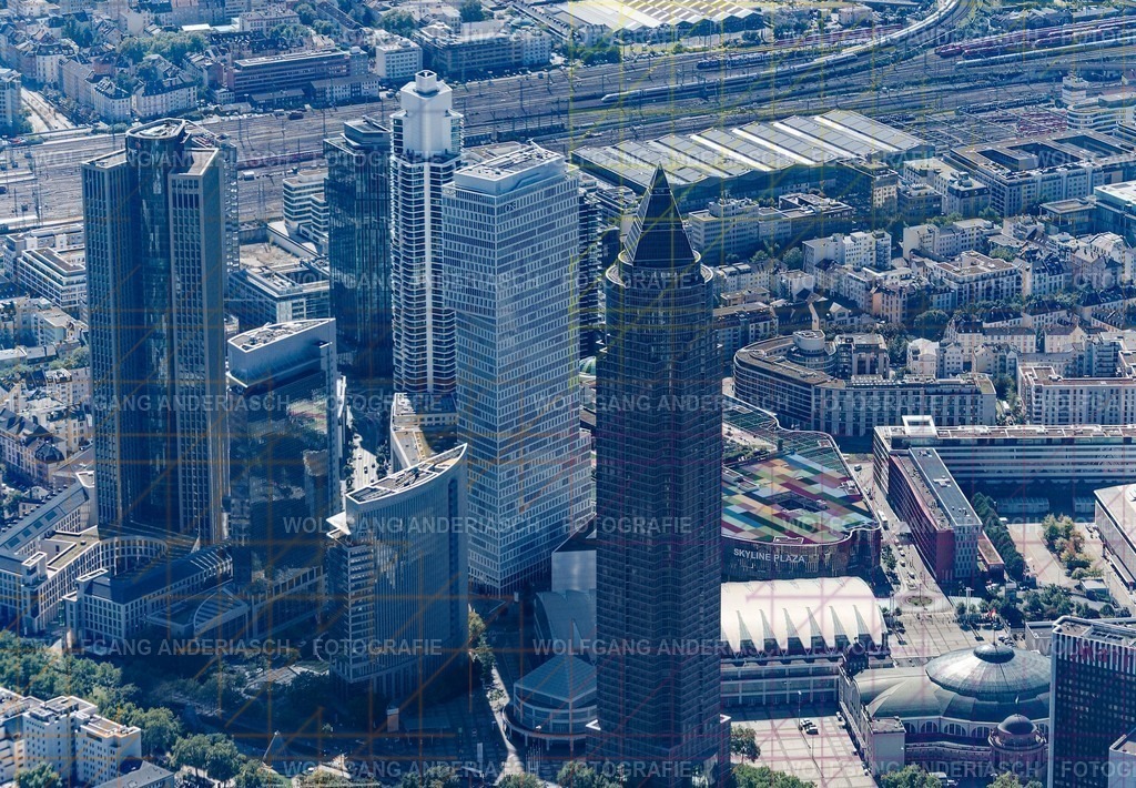 R3B_0083_wa_fra_fra_skyline_wa_finish | Die Frankfurter Skyline erhebt sich kraftvoll aus der Stadt und erzählt von Dynamik, Vision und urbanem Leben. Aus der Vogelperspektive verschmelzen Architektur, Licht und Struktur zu einem Moment voller Energie und Klarheit. Frankfurt zeigt sich hier als pulsierendes Zentrum zwischen Ruhe und Bewegung – modern, stark und zeitlos.
Aufgenommen über Frankfurt am Main. - Realisiert mit Pictrs.com
