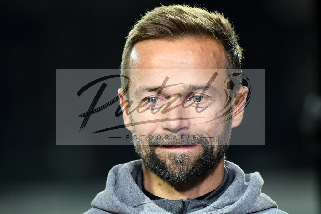 20200214_SCPFWK_0113 | Fussball, Herren: Trainer Michael Schiele (FC Wuerzburger Kickers) schaut waehrend des Spiels der 3. Liga zwischen SC Preussen Muenster und FC Wuerzburger Kickers im Preussenstadion am 14.02.2020 in Muenster, Deutschland.DFB / DFL REGULATIONS PROHIBIT ANY USE OF PHOTOGRAPHS AS IMAGE SEQUENCES AND/OR QUASI-VIDEO. - Realisiert mit Pictrs.com