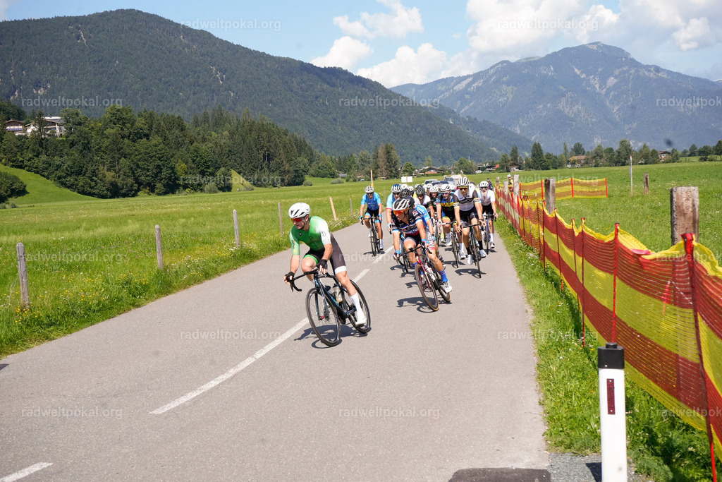 599_20230817_Bewerb_Maenner_Muehlanger | AUT - OESTERREICH, 2023-08-16: SPORT RENNRAD-FAHREN - 55. INTERNATIONALER RADWELTPOKAL IN ST. JOHANN IN TIROL  - Vintage-Radrennen mit WM-Bronze-Medaillen-Siegerin Christina Schweinberger, den Teilnehmer und Alexander Baumann (vom Orginastions-Team) - TAG 2 BEWERB MAENNER IN SECHS GRUPPEN  ; Foto: Roland Muehlanger