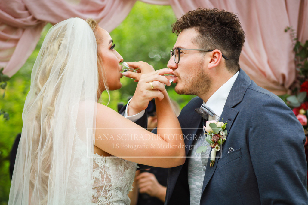 Hochzeit Sven _ Evi 08.07.22 Freie Trauung-13 | lanaschraderfotografie - Realisiert mit Pictrs.com