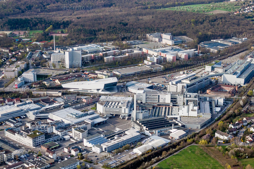 Luftbild: Industrie- Denkmal der stillgelegten technischen Anlagen und Porsche Museum in Zuffenhausen im Ortsteil Zuffenhausen in Stuttgart im Bundesland Baden-Württemberg in Deutschland. Foto: IMG_39289.jpg vom 03.04.2011 durch Werner Riehm/FLY-FOTO.de