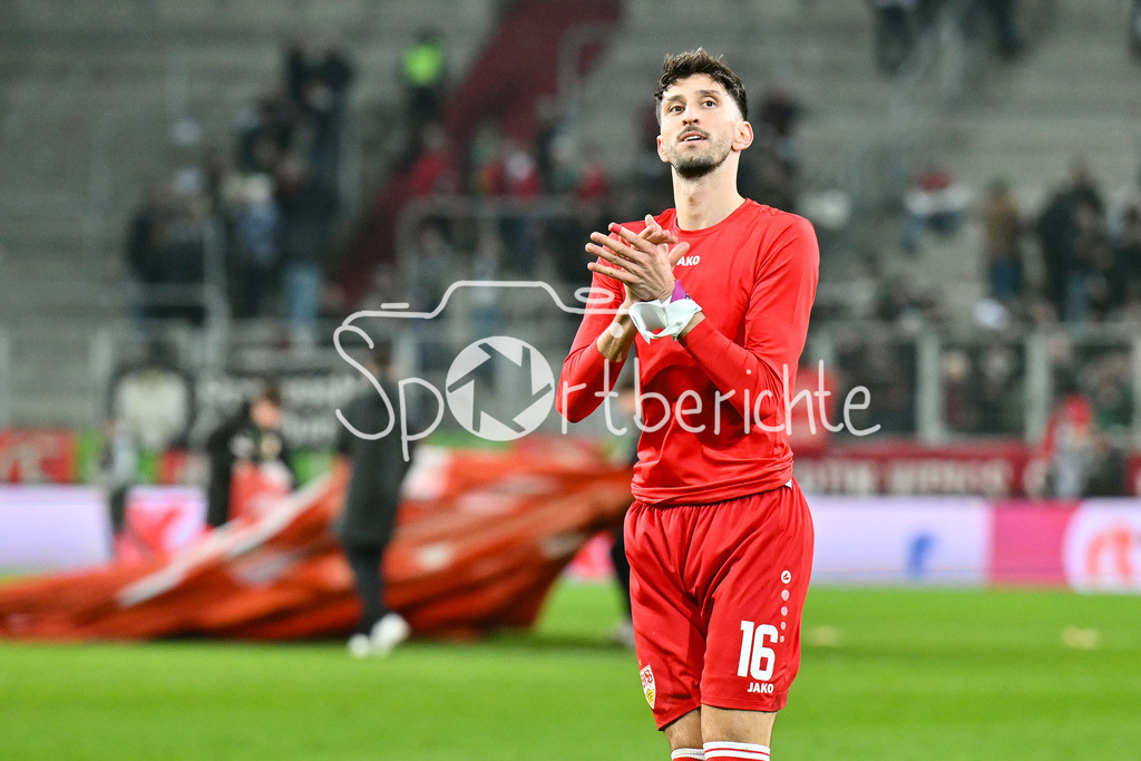 FC Augsburg - VfB Stuttgart | AUGSBURG, GERMANY - 22. MAERZ: die Spieler der Gäste feiern zusammen mit den Fans den Sieg in Augsburg während dem Bundesligamatch zwischen dem FC Augsburg und dem VfB Stuttgart am 27. Spieltag in der WWK Arena / DFL REGULATIONS PROHIBIT ANY USE OF PHOTOGRAPHS AS IMAGE SEQUENCES AND/OR QUASI-VIDEO / ATAKAN KARAZOR (VFB STUTTGART 16)