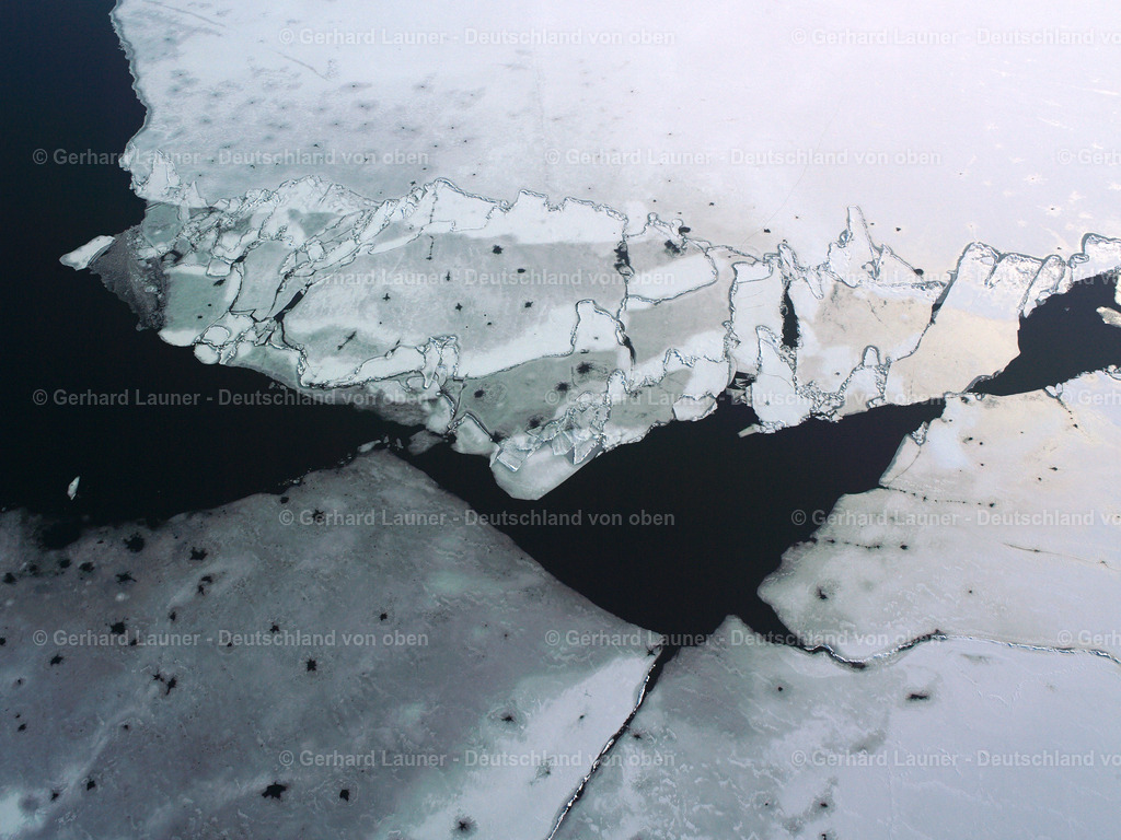 26B0257 | Eisstrukturen auf dem Chiemsee