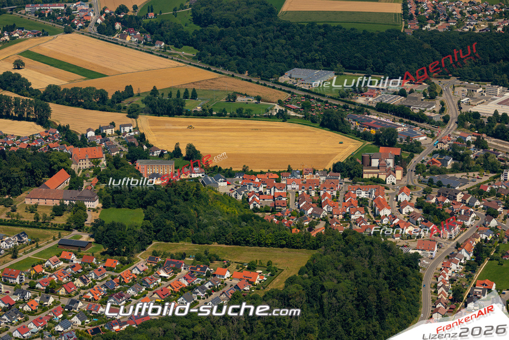 Aktuelles Luftbild von  Warthausen - Die Luftaufnahme wurde 2022 mittels UL-Flugzeug erstellt ( keine Drohne ) - hochauflösende Kamera-Systeme von  Canon -Beste Qualität - Für grossformatige Ausdrucke geeignet. Die Geschenkidee !
