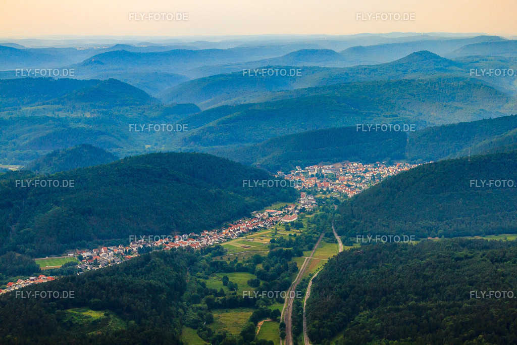 Ortsansicht von Südwesten | Luftbild: Ortsansicht von Südwesten in Hinterweidenthal im Bundesland Rheinland-Pfalz in Deutschland. Foto: IMG_29322.jpg vom 25.06.2010 durch Werner Riehm/FLY-FOTO.de - Realisiert mit Pictrs.com