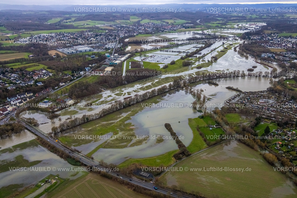 Schwerte231201412 | Luftbild, Ruhrhochwasser, Weihnachtshochwasser 2023, Fluss Ruhr tritt nach starken Regenfällen über die Ufer, Überschwemmungsgebiet Wiesen und Bäume im Wasser, Wassergewinnungsanlage Ergste, Ruhrbrücke Bethunestraße, Schwerte, Ruhrgebiet, Nordrhein-Westfalen, Deutschland