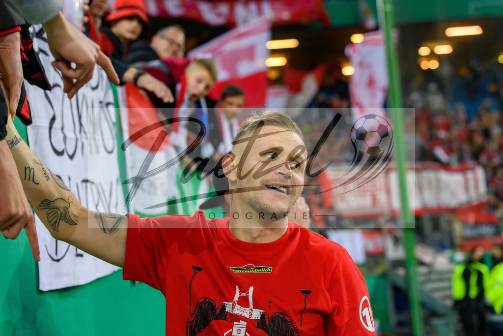 HSVSCF20220419_446 | Fussball, Herren: Jonathan Schmid (SC Freiburg) schaut beim DFB-Pokal-Halbfinalspiel zwischen Hamburger SV und SC Freiburg im Volksparkstadion am 19.04.2022 in Hamburg, Deutschland.DFB / DFL REGULATIONS PROHIBIT ANY USE OF PHOTOGRAPHS AS IMAGE SEQUENCES AND/OR QUASI-VIDEO. - Realisiert mit Pictrs.com