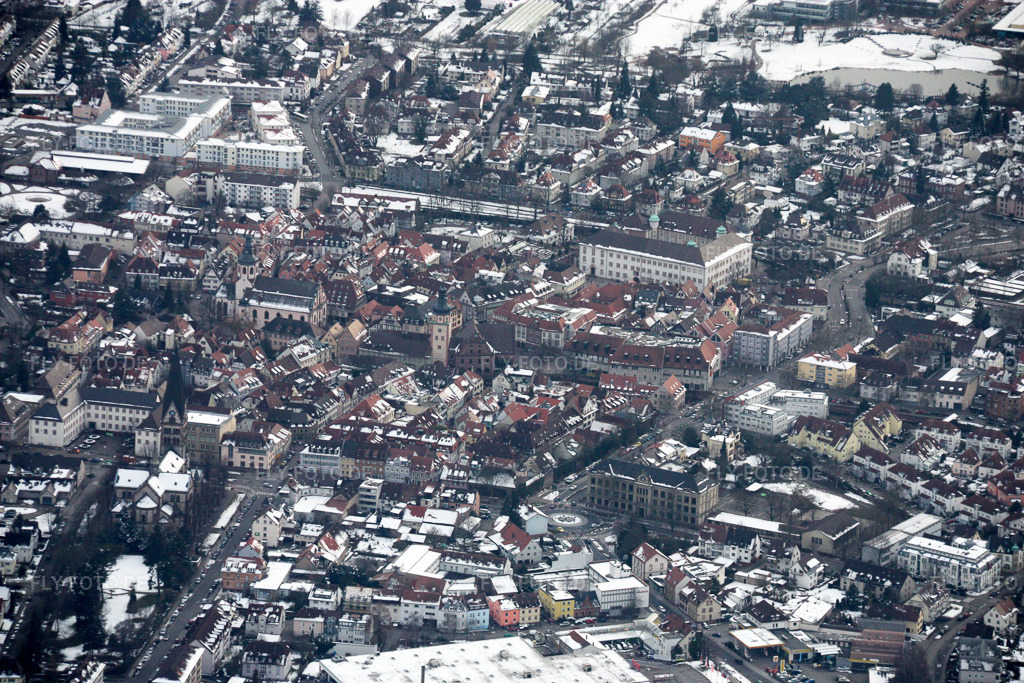 Luftbild: Winterlich schneebedeckte Ortsansicht der Straßen und Häuser der Wohngebiete in Ettlingen im Bundesland Baden-Württemberg in Deutschland. Foto: IMG_17003.jpg vom 15.02.2009 durch Werner Riehm/FLY-FOTO.de