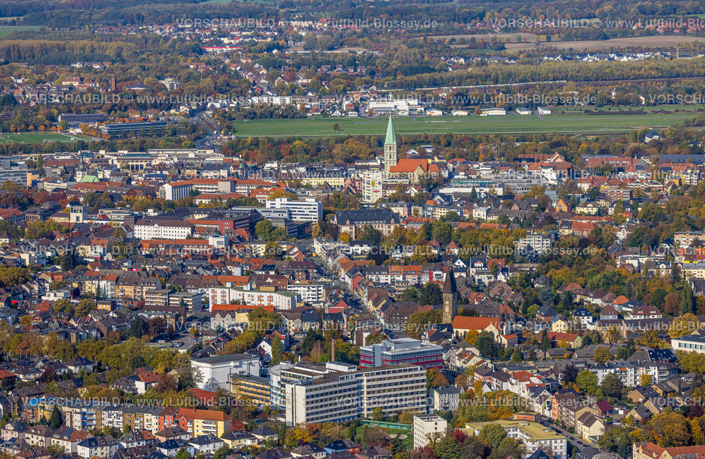 Hamm221003261 | Luftbild, Skyline City, von vorne nach hinten: evang. Krankenhaus Hamm, kath. Liebfrauenkirche St. Franziskus von Assisi, evang. Pauluskirche, Rathaus Hamm, Flugplatz Hamm, Mitte, Hamm, Ruhrgebiet, Nordrhein-Westfalen, Deutschland