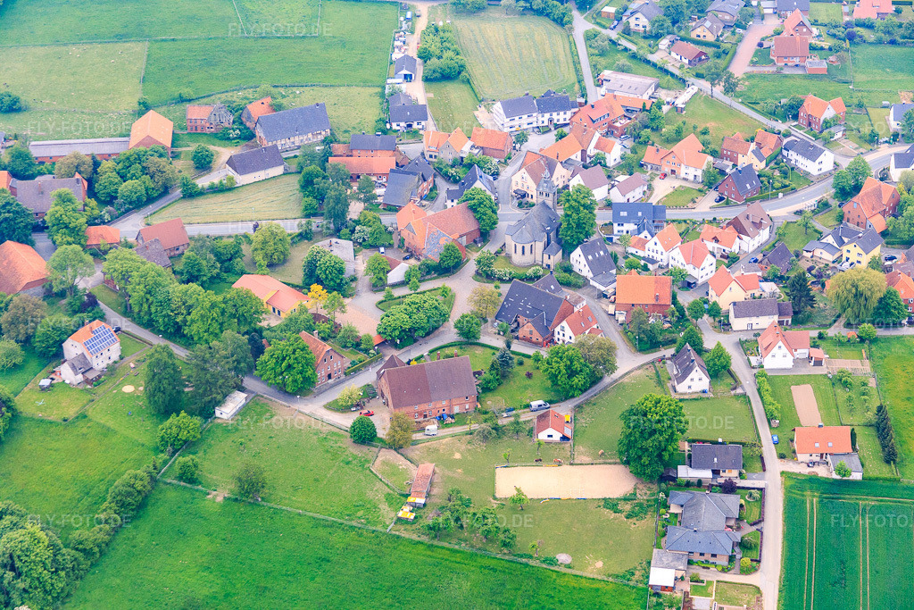 Luftbild: Ortsmitte mit Kirche St. Marien im Ortsteil Rolfzen in Steinheim im Bundesland Nordrhein-Westfalen in Deutschland. Foto: IMG_079374.jpg vom 23.05.2015 durch Werner Riehm/FLY-FOTO.de