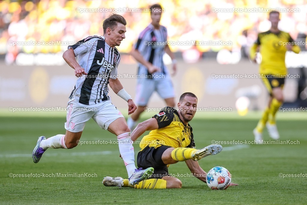 BVB10082501032 | 10.08.2025, Fußball, Borussia Dortmund - Juventus Turin, Testspiel, Signal Iduna Park, Saison 2025 2026: Francisco Conceicao&nbsp;(Juventus Turin #07) im Zweikampf gegen  Waldemar Anton&nbsp;(BVB #03) DFB regulations prohibit any use of photographs as image sequences and or quasi-video.